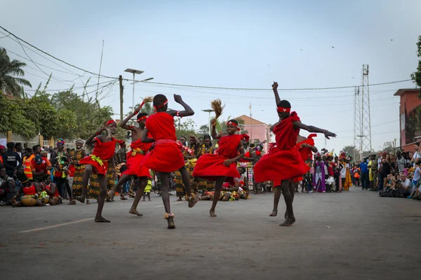 几内亚比绍共和国比绍 2018年2月12日 毕索市狂欢节期间的一群男孩跳舞 — 图库照片