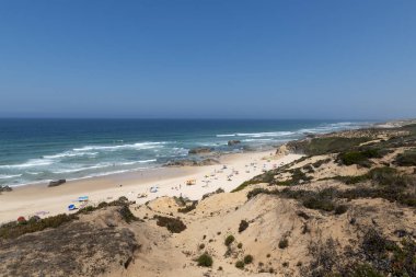 Portekiz, Alentejo 'daki Porto Covo' daki Malhao Plajı 'ndaki (Praia do Malhao) insanlar.