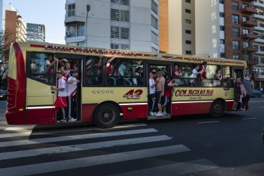 Buenos Aires, Arjantin - 6 Ekim 2013: Arjantin 'in Buenos Aires kentinde oynanan futbol maçı için Estadio Monumental Antonio Vespucio Liberti' ye gelen otobüsle River Plate ultra taraftarlarından oluşan bir grup..