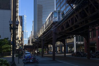 Chicago, Illinois, Usa - 2 Temmuz 2014: Chicago şehrinde bir Chicago L treni ile yükseltilmiş bir tren sahnesi.