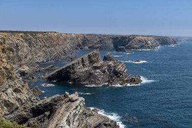 Portekiz, Alentejo 'daki Vicentine Coast Doğal Parkı' nın engebeli kıyı şeridi manzarası