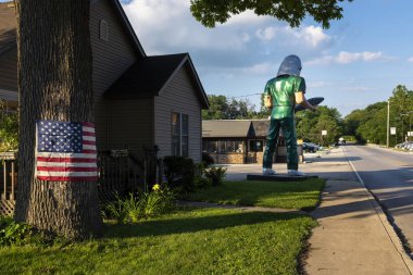 Wilmington, Illinois, Usa - 5 Temmuz 2014: Wilmington şehrindeki tarihi rota 66 'nın bir uzantısı, Amerikan Bayrağı ve Gemini Dev heykeli, Illinois eyaleti, Usa.