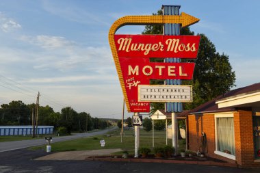 Lübnan, Missouri, Usa - 6 Temmuz 2014: Munger Moss Motel neon tabelası, Lübnan 'ın tarihi rotası boyunca, Missouri, Usa.