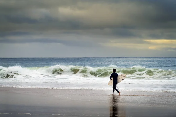 Surfare Som Kommer Havet Vid Carcavelos Beach Oeiras Portugal — Stockfoto