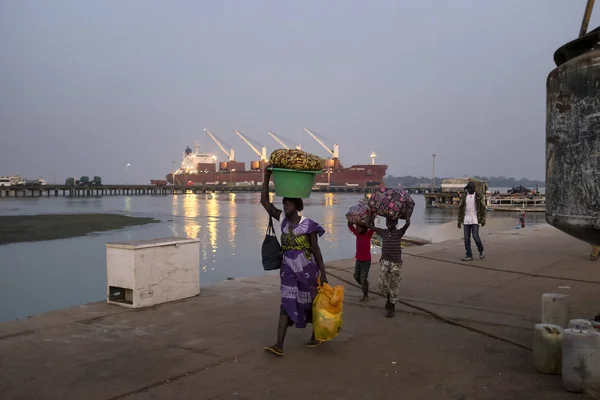 Bissau República Guinea Bissau Febrero 2018 Una Madre Con Dos —  Fotos de Stock