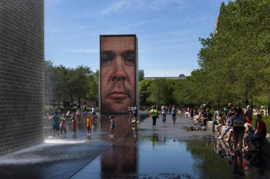 Chicago, Illinois, Usa - 1 Temmuz 2014: İnsanlar bir yaz günü Chicago 'daki Millennium Park' ta Crown Fountain 'da serinliyor..