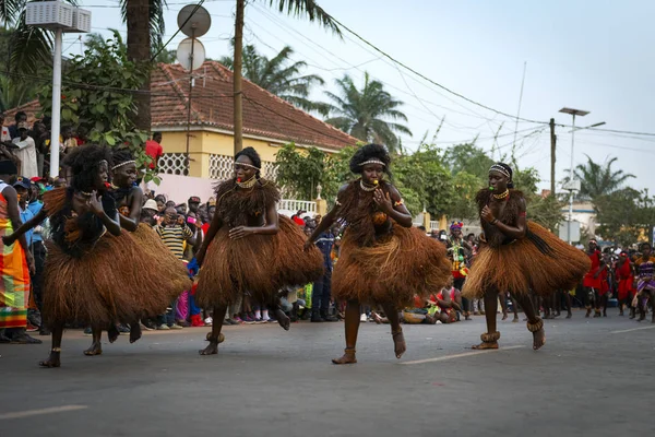 几内亚比绍共和国比绍 2018年2月12日 一群年轻貌美的女孩在毕索市狂欢节期间跳舞 — 图库照片
