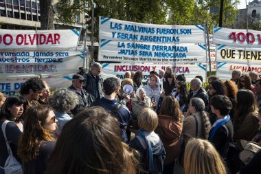 Buenos Aires, Arjantin - 3 Ekim 2013: Arjantin 'in Buenos Aires şehrinde Plaza de Mayo Annelerinin (Madres de la Plaza de Mayo) bir gösterisi.
