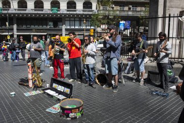 Buenos Aires, Arjantin - 4 Ekim 2013: Buenos Aires, Arjantin 'in bir caddesinde çalan müzisyenler.