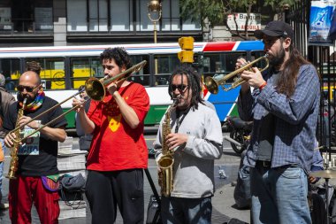 Buenos Aires, Arjantin - 4 Ekim 2013: Buenos Aires, Arjantin 'in bir caddesinde çalan müzisyenler.