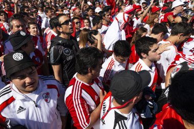 Buenos Aires, Arjantin - 6 Ekim 2013: River Plate taraftarları Estadio Monumental Antonio Vespucio Liberti 'ye katılmak için Arjantin' in Buenos Aires kentinde bir futbol maçı için bekliyorlar..