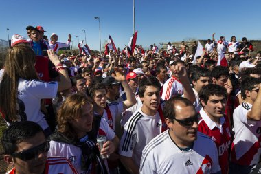 Buenos Aires, Arjantin - 6 Ekim 2013: River Plate taraftarları Estadio Monumental Antonio Vespucio Liberti 'ye katılmak için Arjantin' in Buenos Aires kentinde bir futbol maçı için bekliyorlar..