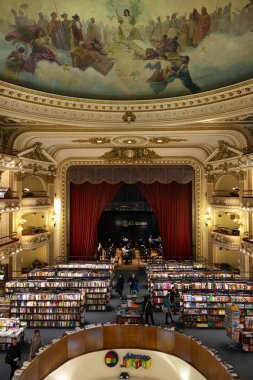 Buenos Aires, Arjantin - 5 Ekim 2013: Arjantin 'in Buenos Aires şehrindeki güzel El Athe Grand Splendi kitapçısının içi. El Aão dünyanın en güzel kitapçılarından biri olarak kabul edilir..