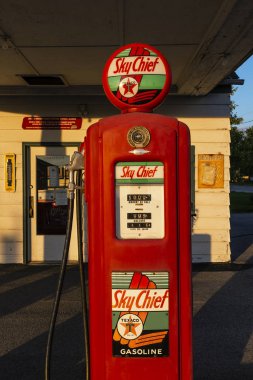 Dwight, Illinois, Usa - 5 Temmuz 2014: Ambler-Becker Texaco İstasyonu 'ndaki eski bir benzin pompasının ayrıntıları, ABD' nin Illinois eyaletinde Dwight şehrinde 66 numaralı tarihi güzergüzergah üzerindeki eski bir servis istasyonu..