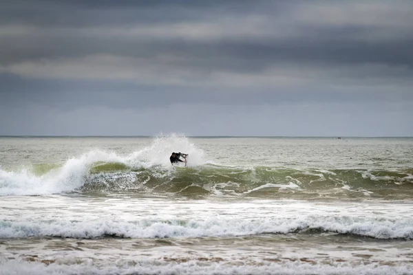 Carcavelos Portugal January 2020 Surfer Riding Wave Carcavelos Beach Winter — 스톡 사진