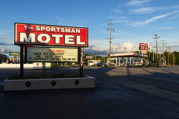 Lexington Kentucky Usa June 2014 Sporsman Motel Sign Gas Station — Stock Photo, Image