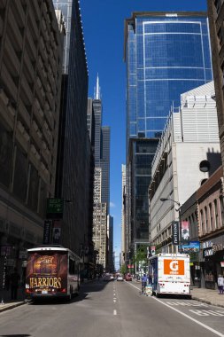 Chicago, Illinois, Usa - 2 Temmuz 2014: Chicago şehir merkezinde bir cadde boyunca yürüyen insanların olduğu sokak sahnesi