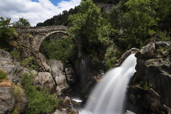 Blick Auf Die Antike Mizarela Brücke Oder Teufelsbrücke Mit Wasserfall — Stockfoto