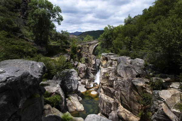 Blick Auf Die Antike Mizarela Brücke Oder Teufelsbrücke Mit Wasserfall — Stockfoto