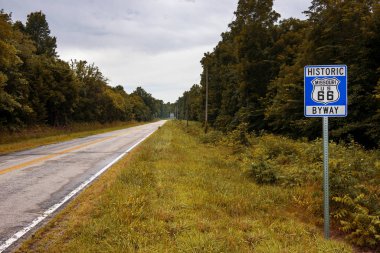 Orijinal rota 66 'da Missouri, Usa' nın kırsal kesiminde bir yol tabelası var..