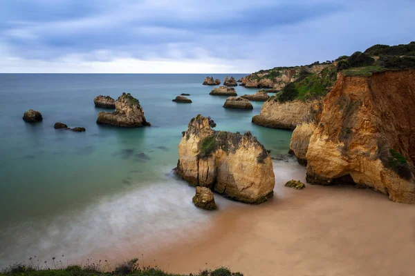 Portimao, Algarve, Portekiz 'deki güzel Praia do Alemao ve Ponta Joao de Arens manzarası