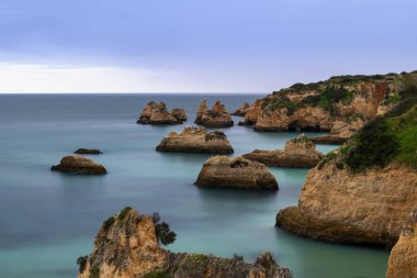 Portimao, Algarve, Portekiz 'deki güzel Ponta Joao de Arens manzarası