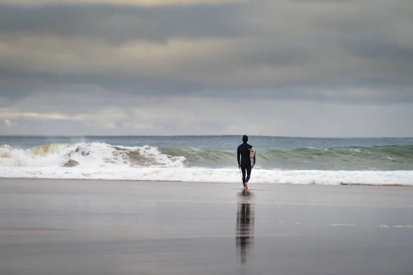 Surfista Entrando Mar Playa Carcavelos Oeiras Portugal — Foto de Stock