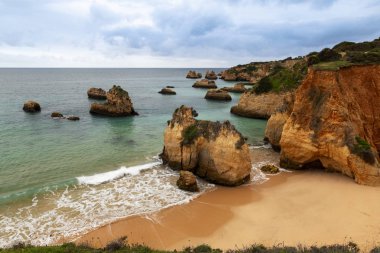 Portimao, Algarve, Portekiz 'deki güzel Praia do Alemao ve Ponta Joao de Arens manzarası