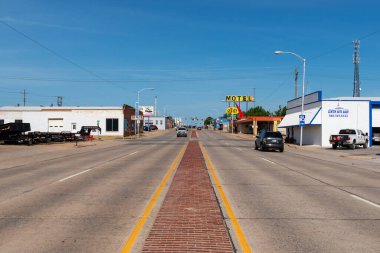 Clinton, Oklahoma, ABD - 8 Temmuz 2014: ABD 'nin Glancy Motel tabelasıyla birlikte ABD' nin Oklahoma eyaletinin Clinton kenti yakınlarındaki 66 numaralı tarihi güzergahının görüntüsü.