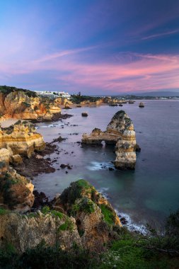 Lagos, Algarve, Portekiz 'de güneş doğarken Camilo Sahili' nin (Praia do Camilo) manzarası