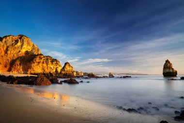 Lagos, Algarve, Portekiz 'de güneş doğarken Camilo Sahili' nin (Praia do Camilo) manzarası