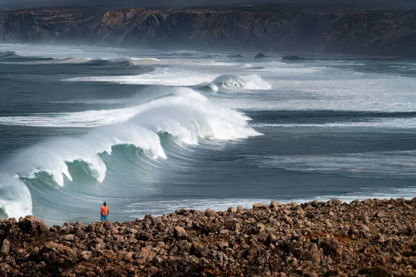 Surfare Som Tittar Vågorna Vid Bordeira Beach Praia Bordeira Algarve — Stockfoto