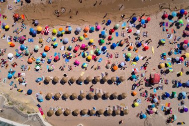 Carcavelos, Portekiz - 11 Ağustos 2018: Bir yaz günü Portekiz 'deki Carcavelos Sahili' nde kalabalığın havadan görünüşü.