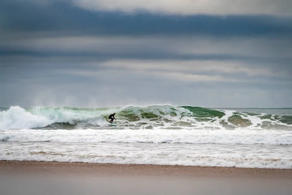 Carcavelos Portugalsko Ledna 2020 Surfař Jedoucí Vlně Pláži Carcavelos Zimním — Stock fotografie