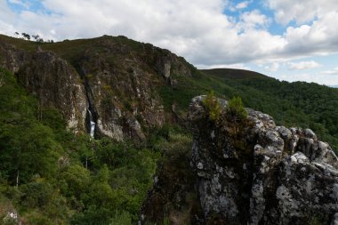 Portekiz, Montalegre 'deki Pitoes das Junias' daki şelalenin manzarası.