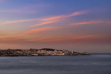 Lizbon şehrinin günbatımında Portekiz 'deki gökyüzü manzarası