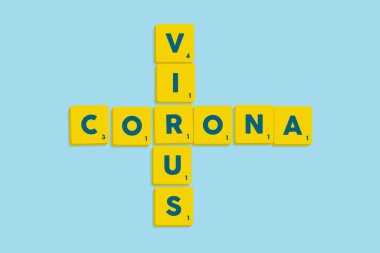 Mavi arkaplan üzerindeki CORONA VIRUS vektör scrabble alfabe fayansları