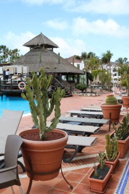 Yunanca havuzu olan güzel bir otel.