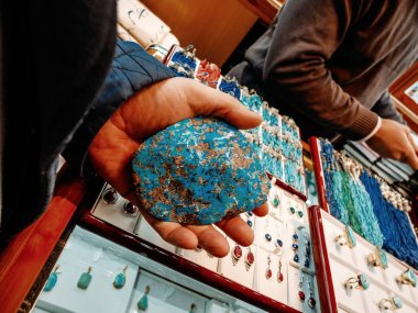 Güneybatıda bir gri yaprak arka planda büyük Kızılderili turkuaz mücevher taş el monte