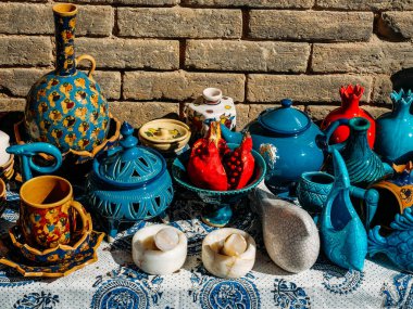 Bakır vazolar, Kaplamalar ve renkli Farsça ile el işi kase denilen Mina emay ve iyi Arabesk tasarım, Isfahan, İran'da geleneksel olarak yapılan ile boyalı.