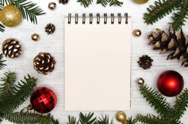 Çerçeve ile bir Noel ağacı dalları üzerinde Noel oyuncaklar