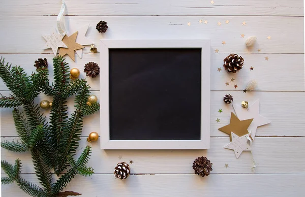 Tema navideño con marco, y sobre fondo blanco de madera — Foto de Stock