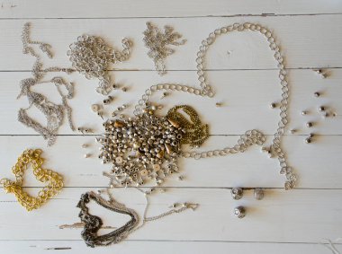 Altın kolye ve Bileklikler kapatın. El yapımı metal takı öğeleri düz yatıyordu