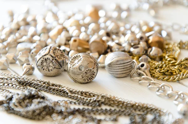 Close-up van gouden kettingen en Colliers. Hand gemaakt metalen sieraden elementen plat leggen — Stockfoto