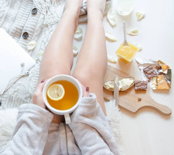 Mujer laica plana en pijama con taza de té de hierbas. Desayuno romántico por la mañana — Foto de Stock