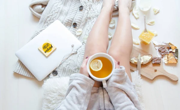 Mujer laica plana en pijama con taza de té de hierbas. Desayuno romántico por la mañana — Foto de Stock