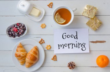 Sıcak ay çöreği, tereyağı, çay ve kuş üzümü ahşap masa üzerinde Servis Kahvaltı. Düz yatıyordu