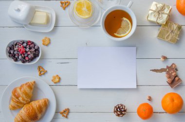 Sıcak ay çöreği, tereyağı, çay ve kuş üzümü ahşap masa üzerinde Servis Kahvaltı. Düz yatıyordu