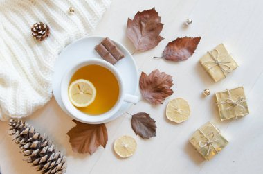 Çay, yaprak, koniler, limon ve örme kazak ile kompozisyon. Üstten Görünüm, düz yatıyordu