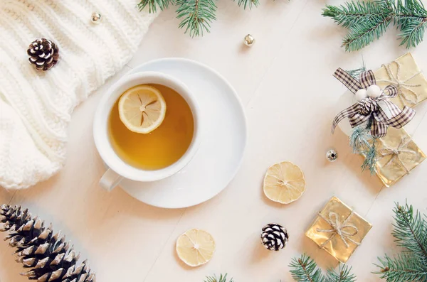 Composición con té, hojas, cono, limón y suéter de punto. Vista superior, plano — Foto de Stock